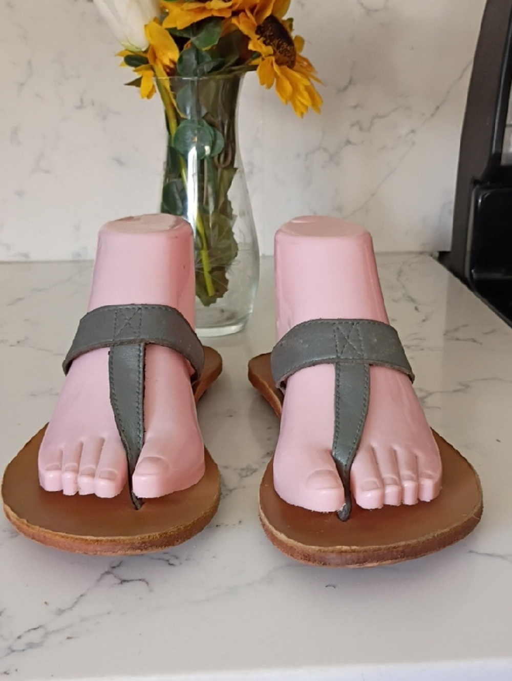 SOREL Women’s Gray Leather T-Strap Toe-Post Sandals